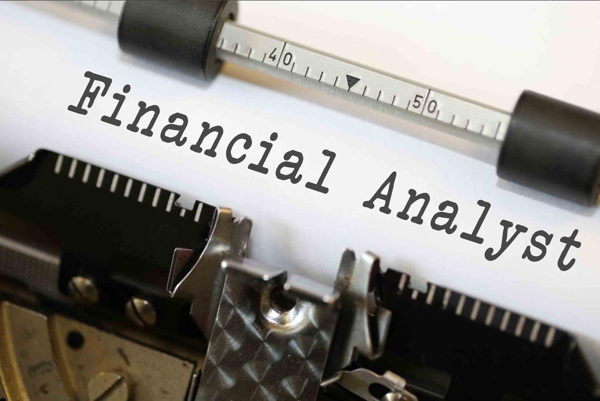 How is the Life of a Financial Analyst