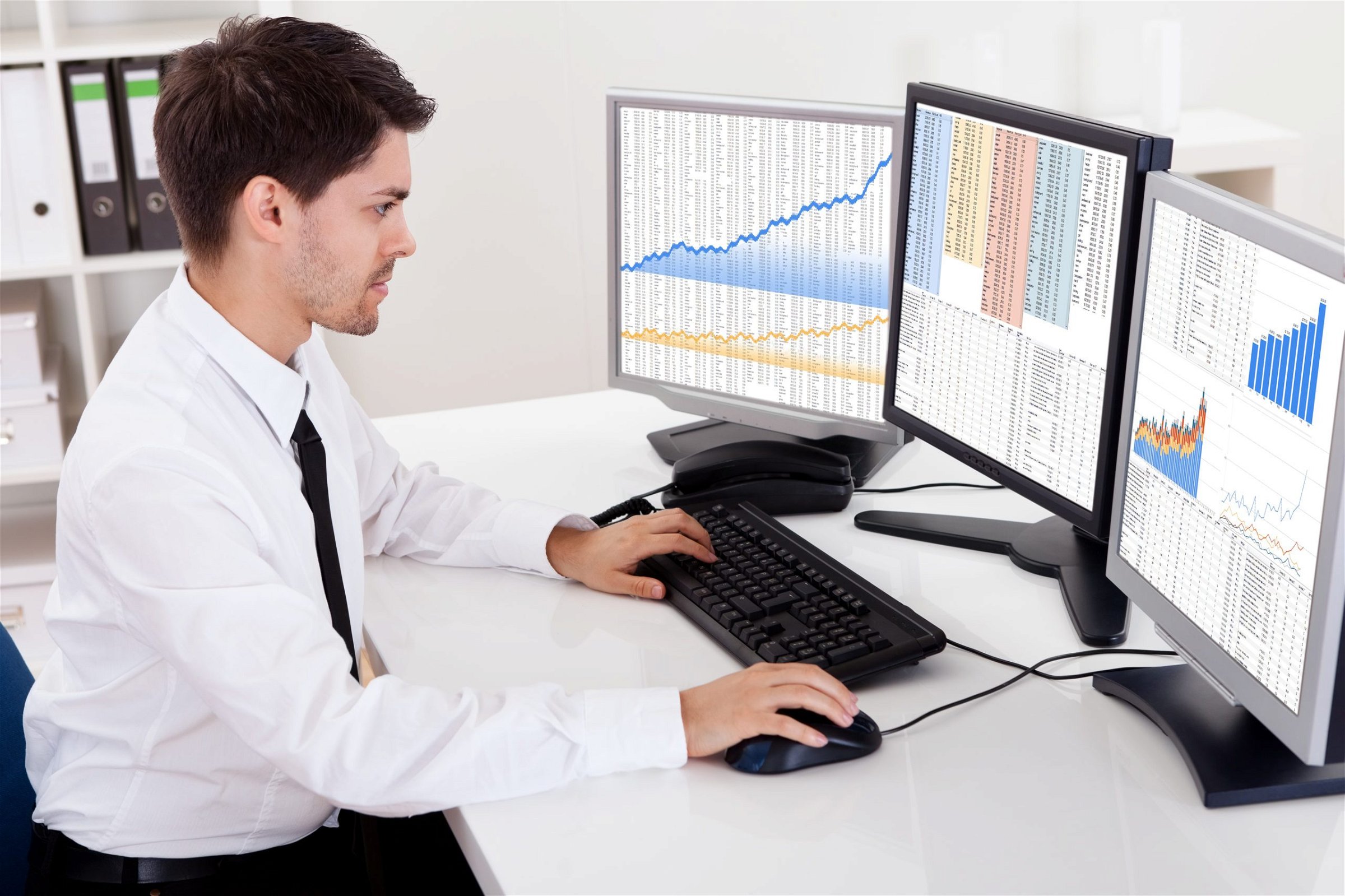 What Does a Financial Analyst Do